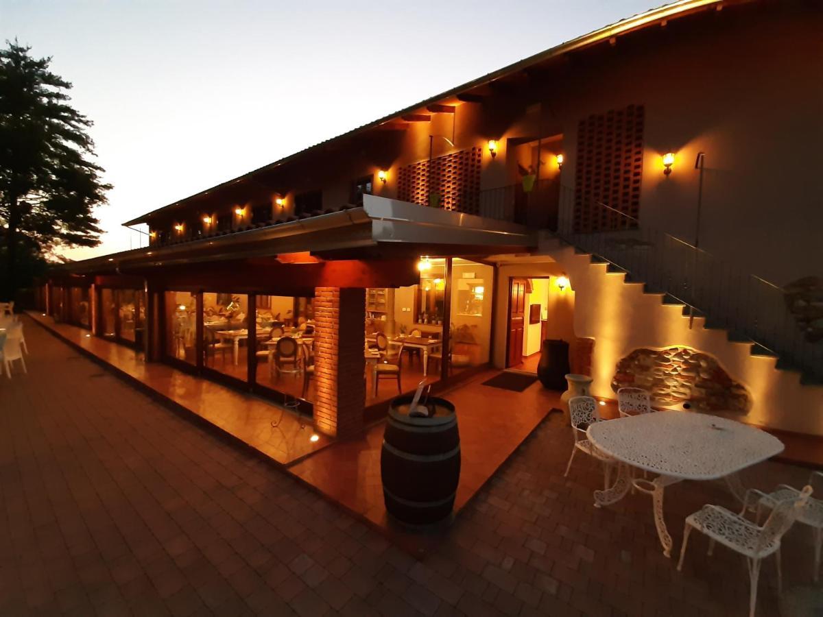 La Locanda Della Staffa Pombia ภายนอก รูปภาพ